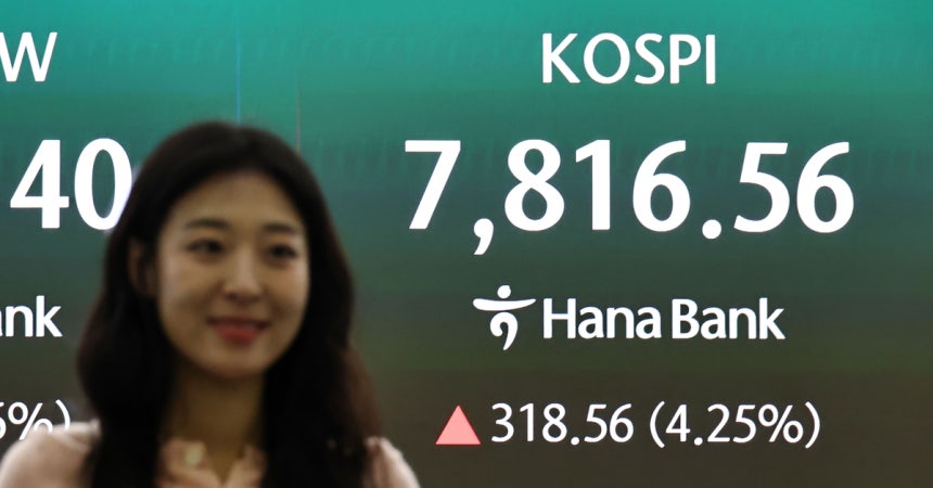 11일 서울 중구 하나은행 딜링룸 현황판에 코스피 등이 표시되고 있다.연합뉴스