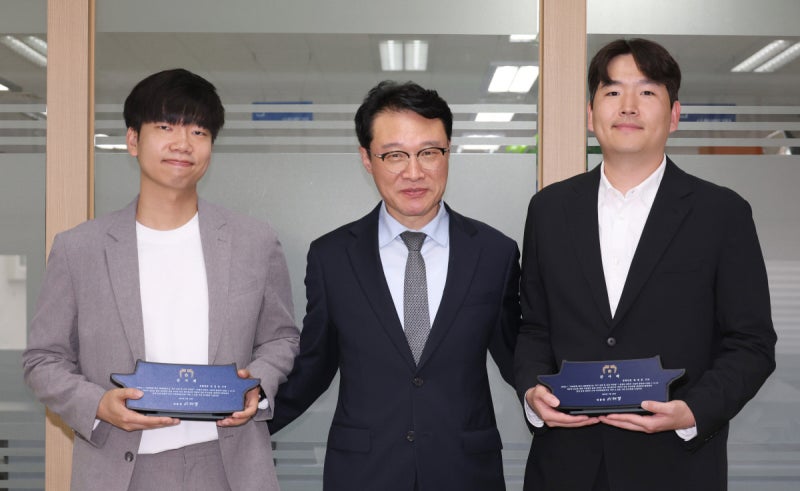 ‘연체 채권 보도’ 배재흥·김경민 경향 기자, 대통령 감사패