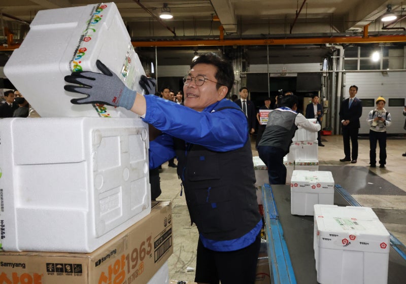 ‘0시 땡’ 택배 나르고 배추 옮기고…첫날 유세 마무리는 강남역