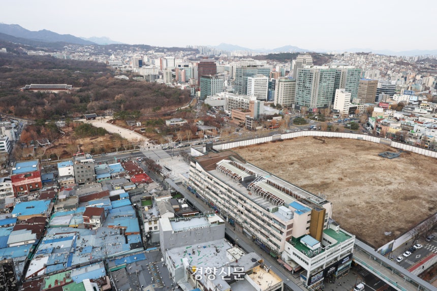 재개발을 두고 논란이 지속되고 있는 서울 종로구 종묘와 세운4구역의 모습.   한수빈 기자