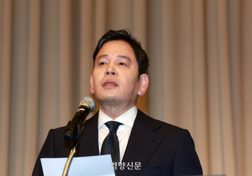 정용진 신세계그룹 회장이 26일 서울 강남구 조선팰리스 호텔에서 스타벅스의 ‘탱크데이’ 이벤트 논란과 관련해 대국민 사과를 하고 있다. 정지윤 선임기자