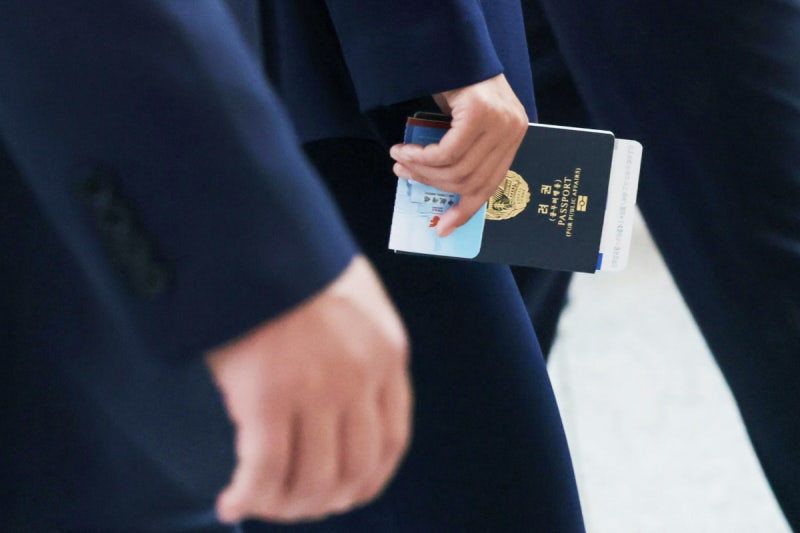 한 손에 ‘굳이’ 들고 나타난, 출입국 도장 안 찍을 ‘려권’[금주의 B컷]