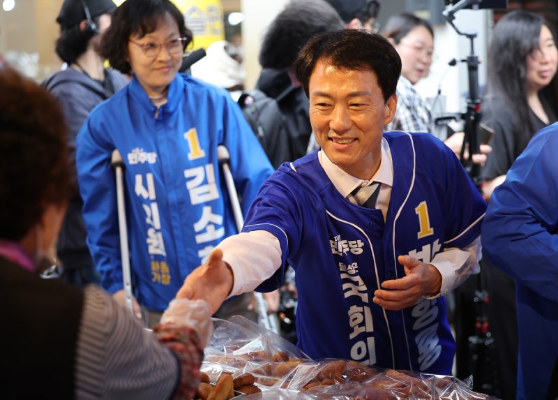 ‘대구서만 6전 7기’ 박근혜 근거지 대구 달성군서 선전 중인 ‘파란옷의 남자’