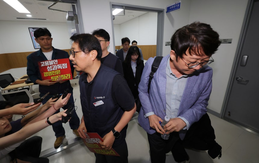 서승욱 카카오 노조 지회장과 사측 관계자들이 지난 27일 경기 수원시 경기지방노동위원회에서 열린 카카오 노사 2차 조정 회의에 참석,조정회의실로 들어가고 있다.연합뉴스