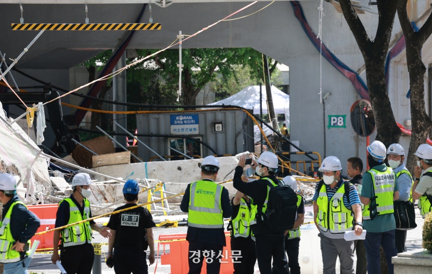 서울 서대문구 서소문 고가차도 붕괴 사고 현장에서 지난 28일 사고조사위원회 소속 관계자들이 현장조사를 하고 있다.정지윤 선임기자