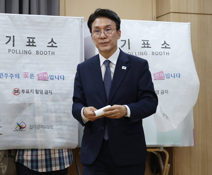 김민석 국무총리가 6·3 지방선거 사전투표 첫날인 지난달 29일 서울 영등포구 여의동 주민센터에 마련된 사전투표소에서 투표를 마친 뒤 기표소를 나오고 있다. 연합뉴스