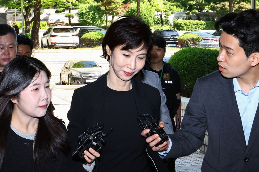 노소영 아트센터 나비 관장이 지난달 13일 서울고등법원에서 열린 재산분할 소송 분할 파기환송심 조정에 참석하며 취재진의 질문을 받고 있다.사진공동취재단