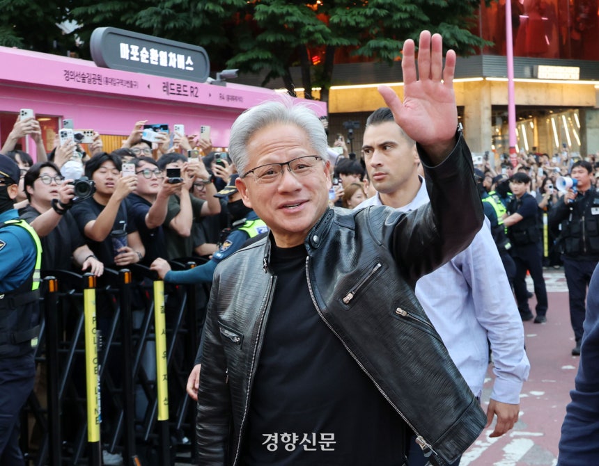 젠슨 황 엔비디아 최고경영자(CEO)가 5일 서울 마포구 서교동의 한 고깃집에서 열린 최태원 SK회장, 구광모 LG회장, 이해진 네이버 의장과의 삼겹살 회동에 참석하고 있다./김정근 선임기자