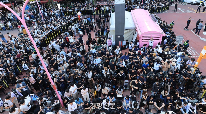 젠슨 황 엔비디아 최고경영자(CEO)와 최태원 SK회장, 구광모 LG회장, 이해진 네이버 의장과 삼겹살 회동이 열린 5일 서울 홍대 거리가 인파로 가득하다./김정근 선임기자