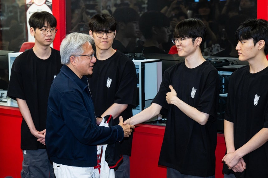 젠슨 황 엔비디아 최고경영자(CEO)가 5일 서울 마포구 ‘T1 베이스 캠프’에서 ‘페이커’ 이상혁을 비롯한 e스포츠 구단 T1의 리그 오브 레전드(LoL) 선수단을 만나 대화하고 있다. /연합뉴스