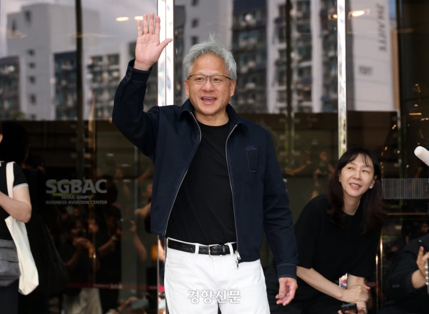 젠슨 황 엔비디아 최고경영자(CEO)가 5일 서울 강서구 김포비지니스항공센터를 통해 입국하며 손을 흔들고 있다. 2026.6.5 권도현 기자