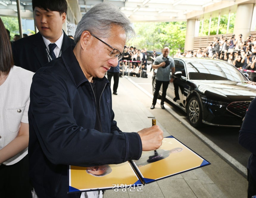 젠슨 황 엔비디아 최고경영자(CEO)가 5일 서울 강서구 서울김포비즈니스항공센터(SGBAC)를 통해 입국해 시민들의 서명 요청에 응하고 있다. 2026.06.05 권도현 기자