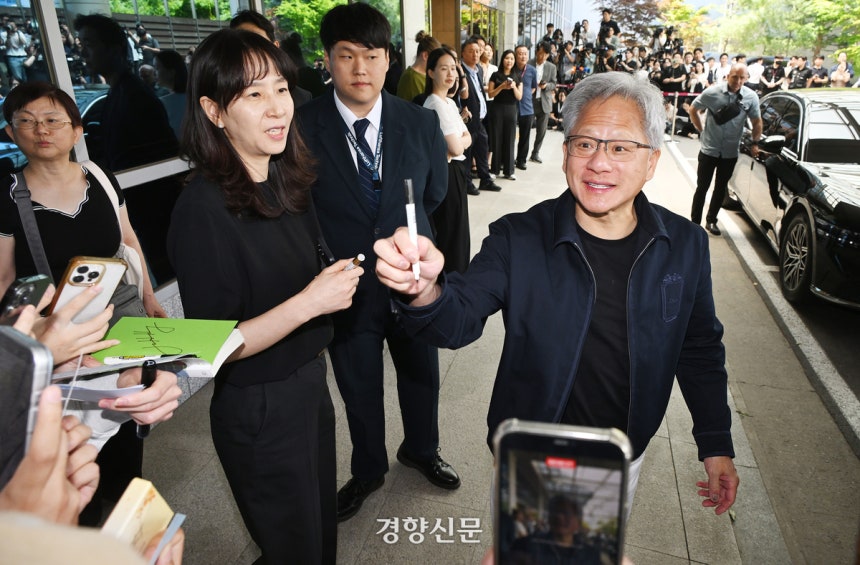 젠슨 황 엔비디아 최고경영자(CEO)가 5일 서울 강서구 서울김포비즈니스항공센터(SGBAC)를 통해 입국해 시민들의 서명 요청에 응하고 있다. 2026.06.05 권도현 기자