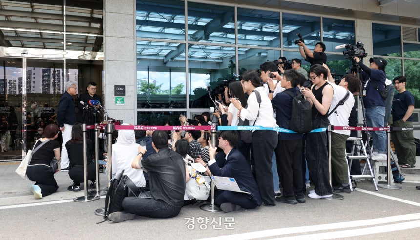 젠슨 황 엔비디아 최고경영자(CEO)가 5일 서울 강서구 김포비지니스항공센터를 통해 입국한 뒤 취재진의 질문을 듣고 있다. 2026.6.5 권도현 기자