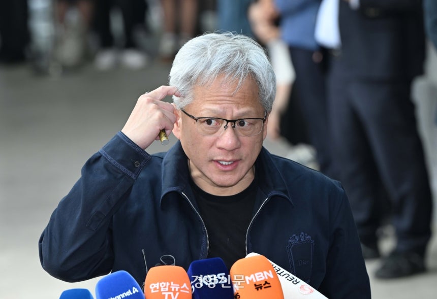 젠슨 황 엔비디아 최고경영자(CEO)가 5일 서울 강서구 서울김포비즈니스항공센터(SGBAC)를 통해 입국해 취재진의 질문에 답을 하고 있다. 2026.06.05 권도현 기자