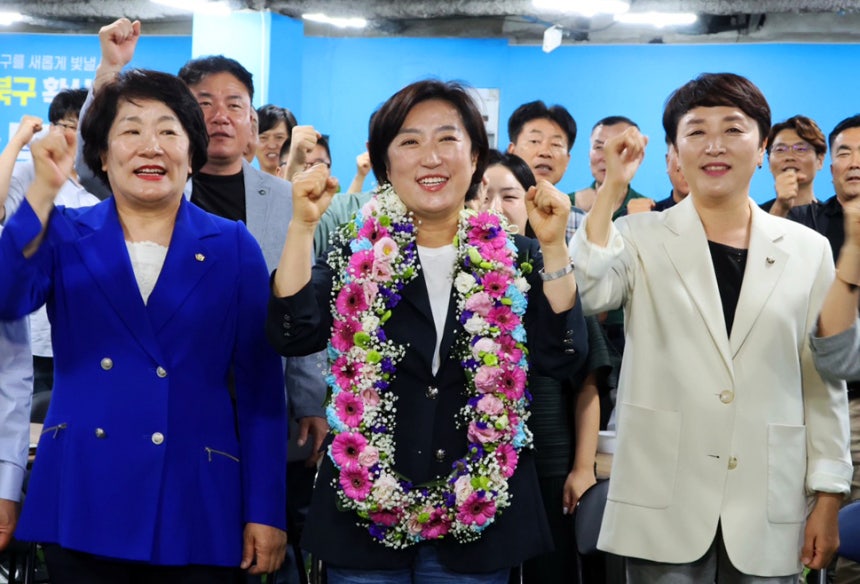 6·3 지방선거 광주 북구청장 선거에 출마한 신수정 후보가 지난 6월 4일 오전 광주 북구 선거사무소에서 당선이 확실해지자 환호하고 있다. 신수정 후보 측 제공