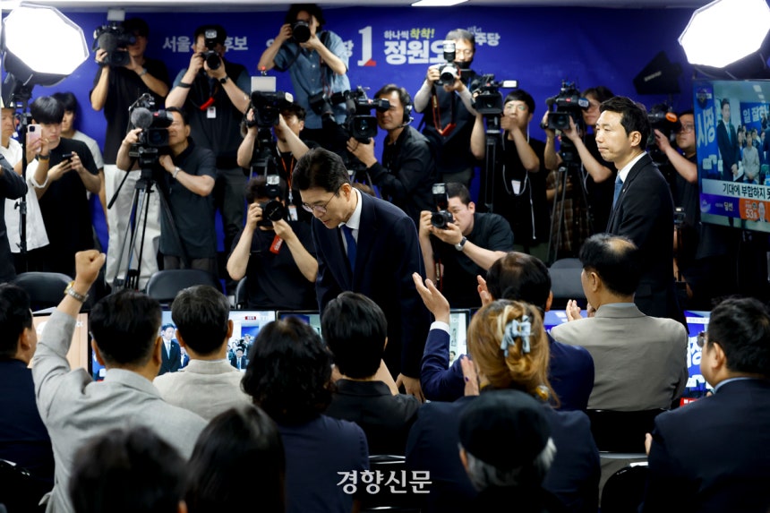 정원오 더불어민주당 서울시장 후보가 4일 서울 중구 선거캠프 상황실에서 낙선 인사를 하고 있다. 문재원 기자