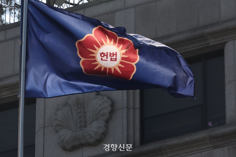 “피해자가 수십 번 거부해도 성폭력 무죄”…<b>헌재</b>, <b>재판소원</b> 따져본다