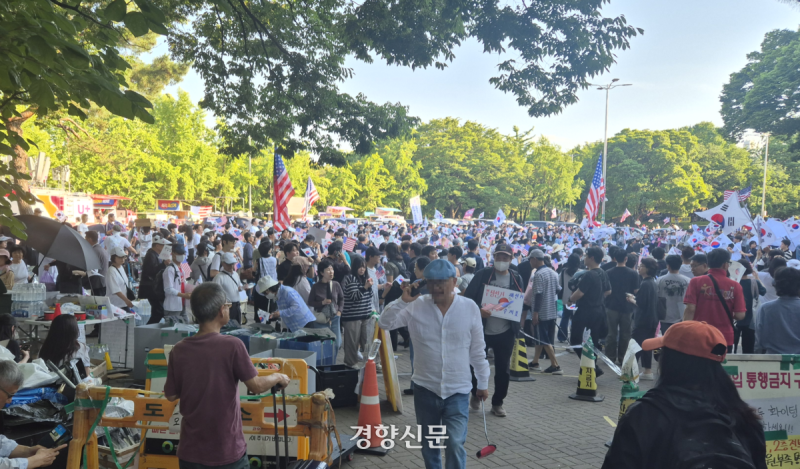 ‘잠실 개표소 봉쇄 시위’ 주말 앞두고 다시 커져···6000여명 규모로 늘어났다