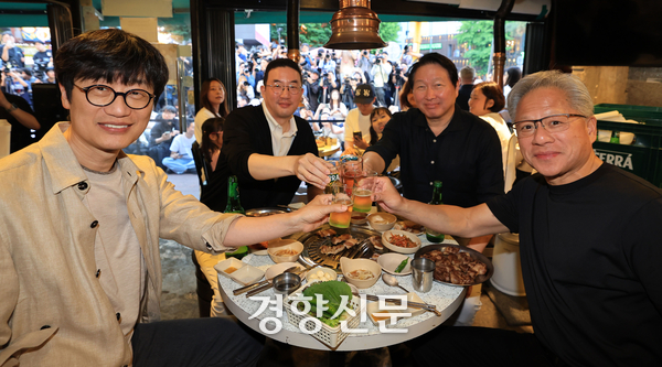 젠슨 황 ‘일본 패싱’에 닛케이 “일, 파트너로서 매력 떨어져···AI 혁명서 밀려날 우려”