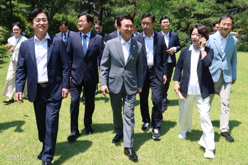 김민석, <b>전대</b> 앞 광폭 행보…송영길과 연합설도