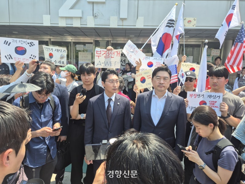 [속보]장동혁 비서실장 잠실 개표소 찾아 “경찰, 중재 때까지 강제진입 보류···장 대표 현장 오는 중”