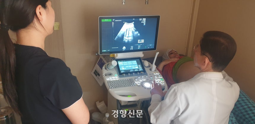 16일 오전 한 임산부가 경남 의령군보건소 앞마당에 있는‘찾아가는 산부인과 버스’에서 태아 초음파 검사를 받고 있다.김정훈 기자