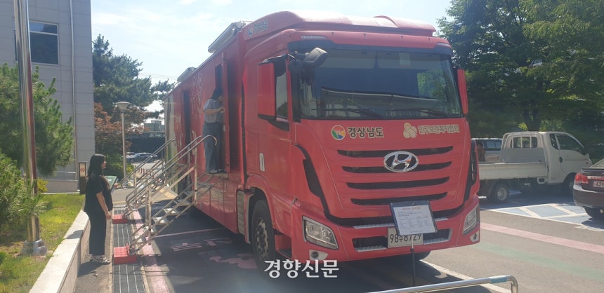 16일 오전 한 임산부가 경남 의령군보건소 앞‘찾아가는 산부인과 버스’에서 의료진의 안내를 받고 있다.김정훈 기자