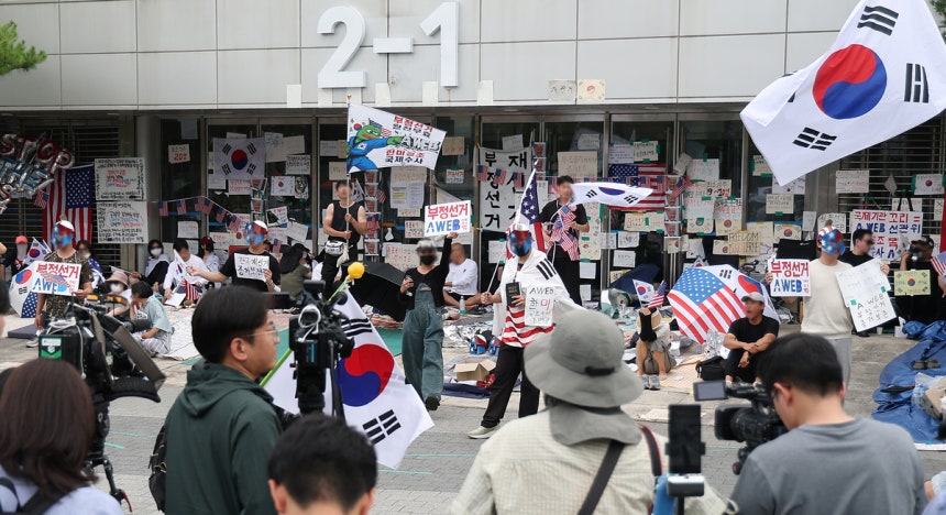 6·3 지방선거 투표용지 부족 사태로 시작한 서울 송파구 올림픽공원 핸드볼경기장 일대 ‘개표소 봉쇄 시위’가 이어지는 가운데 17일 참가자들이 게이트 앞에서 구호를 외치고 있다. 연합뉴스