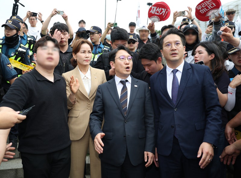 [속보]민주당 의원들, 잠실 시위 현장 방문…“부정선거” 시위대 반발에 돌아가