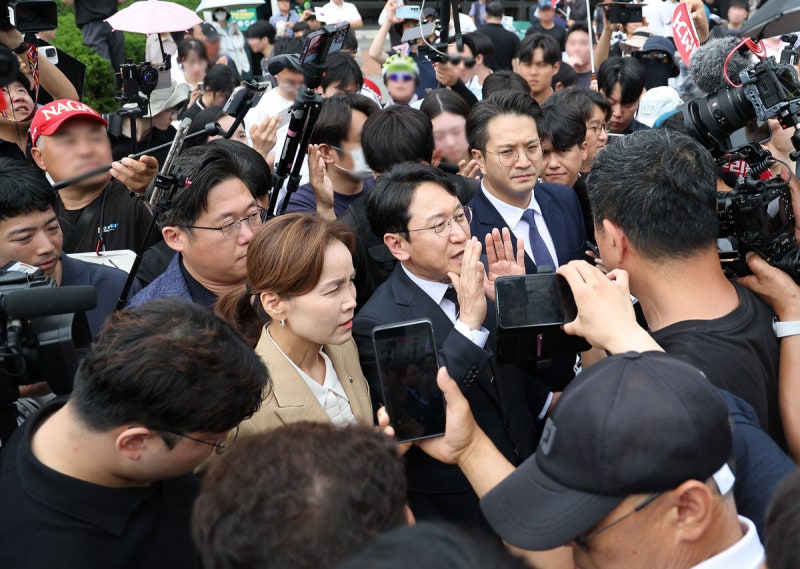 ‘잠실 봉쇄’ 첫 현장 중재 나섰지만…시위대에 막힌 여당