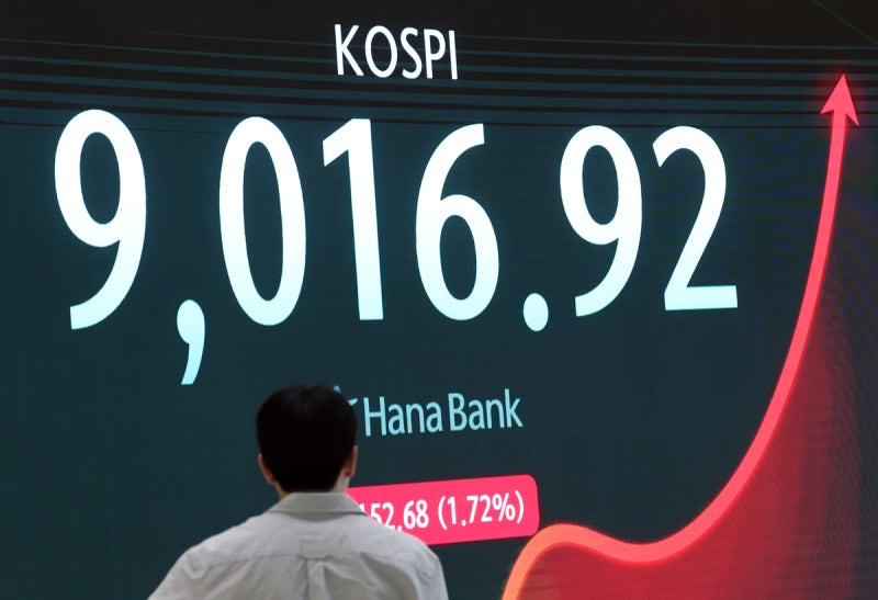 <b>코스피</b>, 장중 첫 <b>9000선 돌파</b>…8000선 <b>돌파</b> 16거래일 만