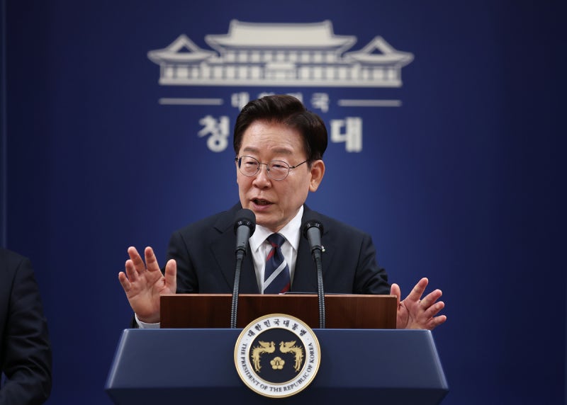 [속보] 이 대통령, 지지율 하락에 “대통령 마음에 안 든다는 사람 늘어난 것…엄중하게 받아들여”