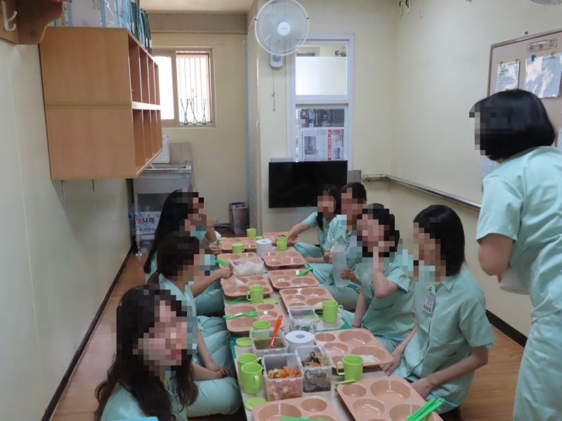 ‘국내 최대’ <b>청주여자교도소</b> 가보니···4인실에 최대 8명, 교도관 18...