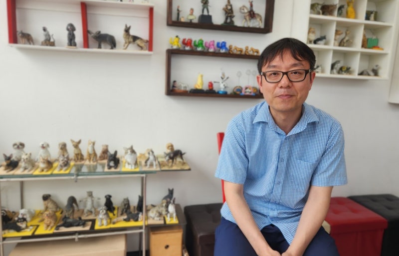 “반려동물 잃은 슬픔, 펫 피겨로 덜어내세요” 펫 로스 치유 돕는 이건학 작가