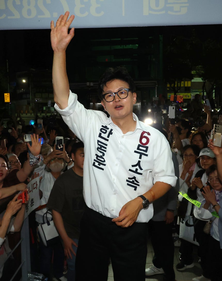 무소속으로 출마했던 한동훈 국회의원이 지난 4일 부산 북구 선거사무소에서 당선이 확정된 후 지지자에게 인사하고 있다.연합뉴스