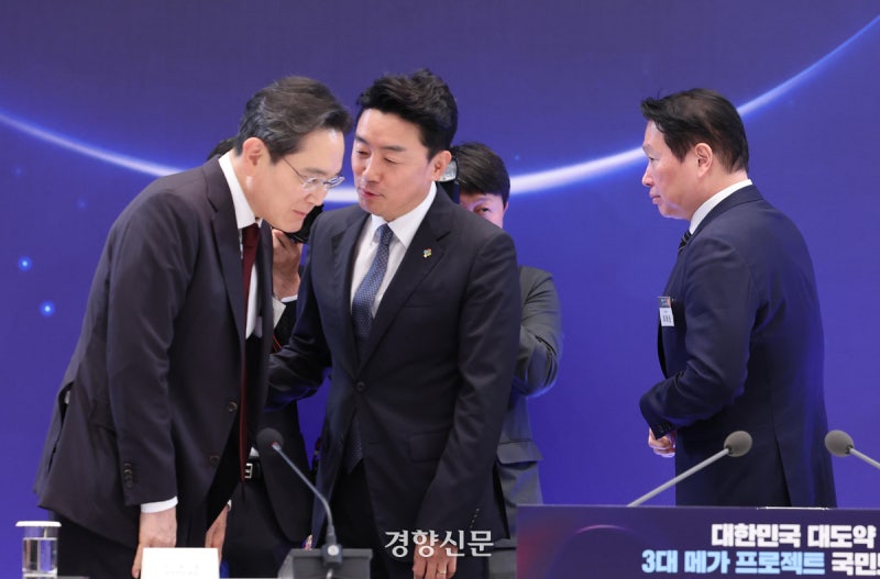 강훈식 “용수 공급 확인도 않고 발표했겠나…‘팔 비틀기’는 기업 사정 전혀 모르는 얘기”
