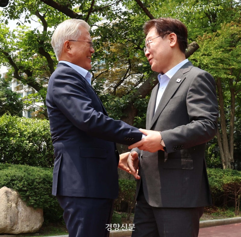 [속보]이 대통령 “모두를 위한 정치, 속이 단단해야”…문 전 대통령 “당내 단합, 국민통합 출발점”