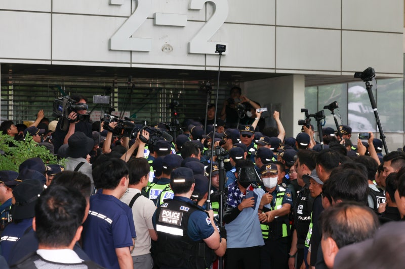 ‘<b>국조특위 조사 방해</b>하고 경찰 폭행’ 60대 남성 구속