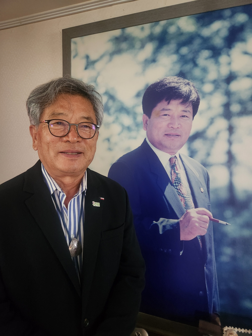 ‘보수텃밭’ 경북서 첫 민주당 기초의회 <b>의장</b>···‘10선’ 이재갑 선...