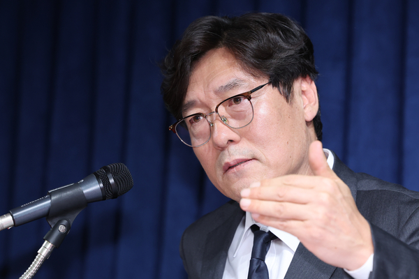 ‘홍명보 감독 선임 주도’ 이임생, 이 시기에 캄보디아행 왜?
