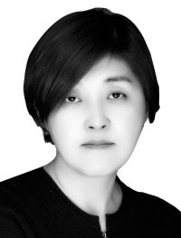 [경향의 눈]왜 가해자의 무거운 외투를 벗겨줄 생각만 하는가