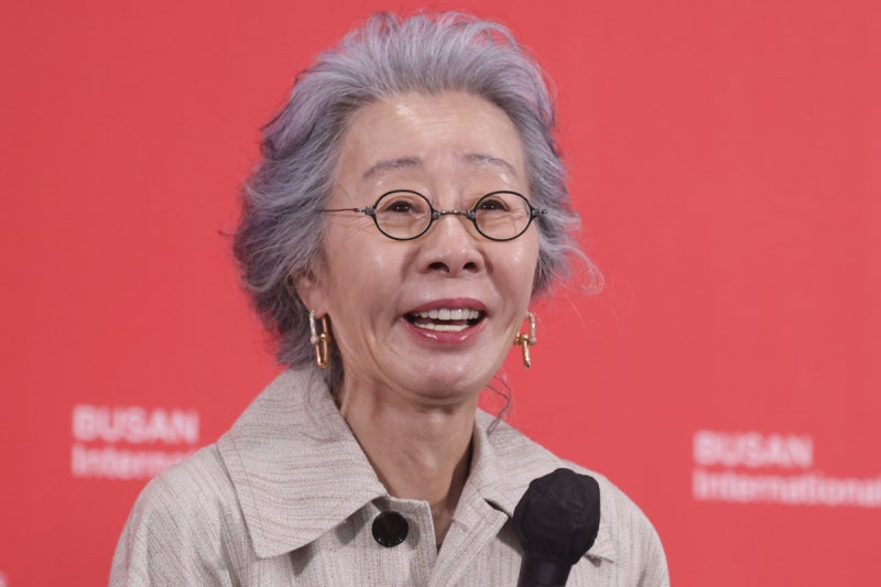배우 윤여정, 오스카상 이어 ‘에미상’까지 거머쥘까