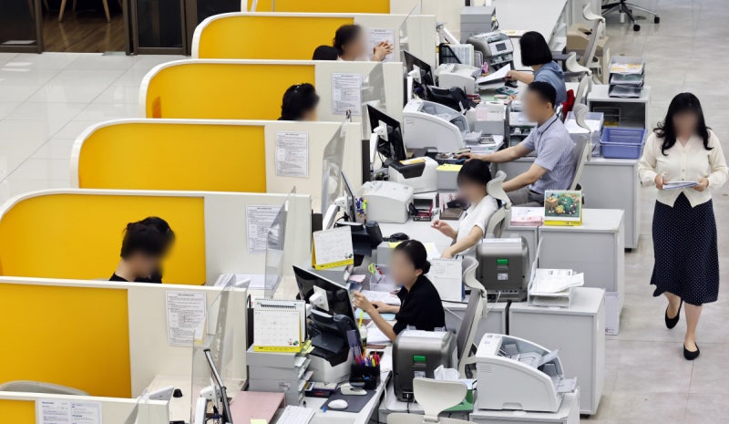 부동 산 영끌, 주식 빚투…한 달 새 가계빚 7조6000억 증가