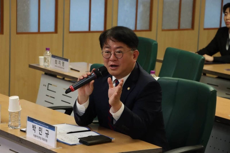 “성과급 지역화폐로? <b>국회의원</b>부터 받아라” 분노의 여론에···민주당...