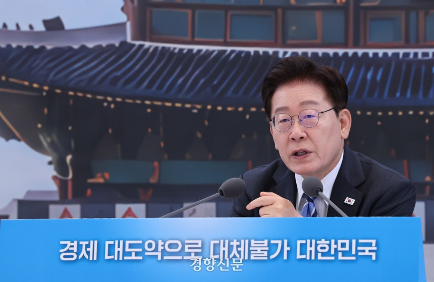 이재명 대통령이 15일 청와대에서 국민과 함께하는 두 번째 업무보고에서 발언하고 있다. 청와대사진기자단