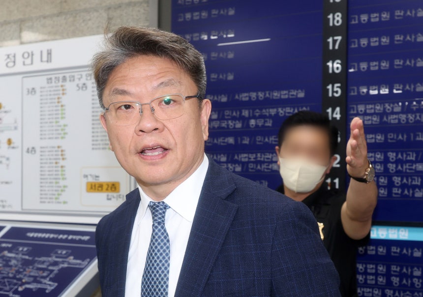 이시원 전 대통령실 공직기강비서관이 15일 서울 서초구 서울중앙지법에서 열린 구속 전 피의자 심문(영장실질심사)에 출석하고 있다.연합뉴스