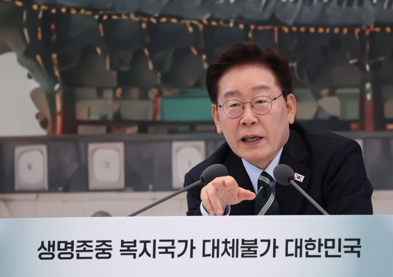 <b>이 대통령</b>, 제헌절 맞아 “매년 12월3일 ‘<b>국민주권의 날</b>’로 지정하겠...