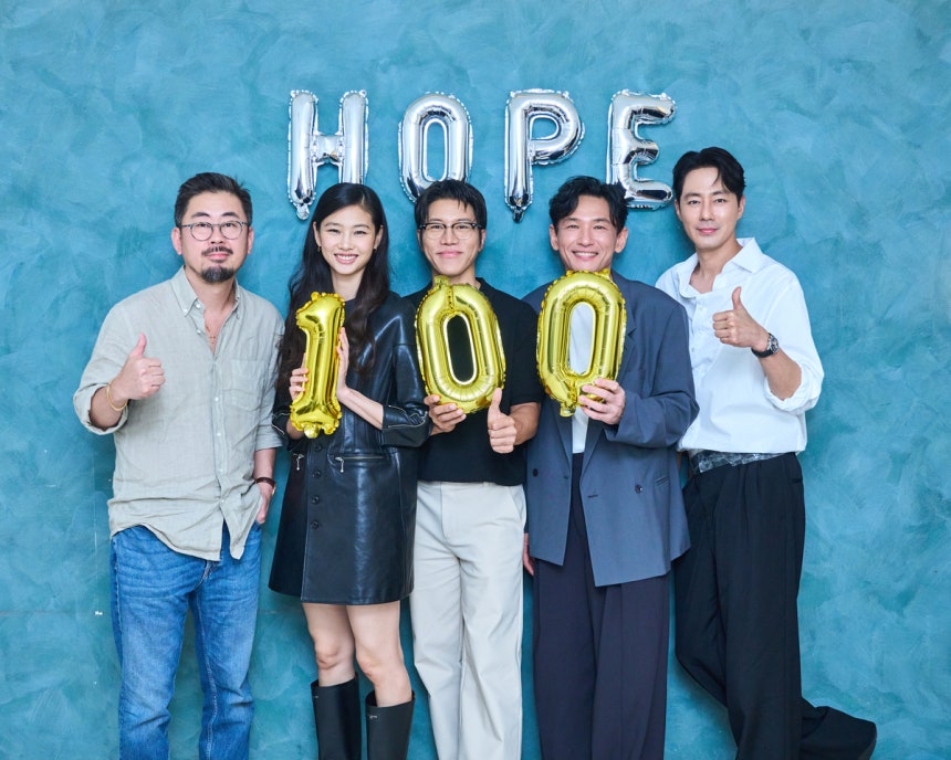 영화 <호프>의 나홍진 감독(왼쪽)과 출연 배우들이 100만 관객 돌파를 자축하고 있다. 플러스엠엔터테인먼트 제공
