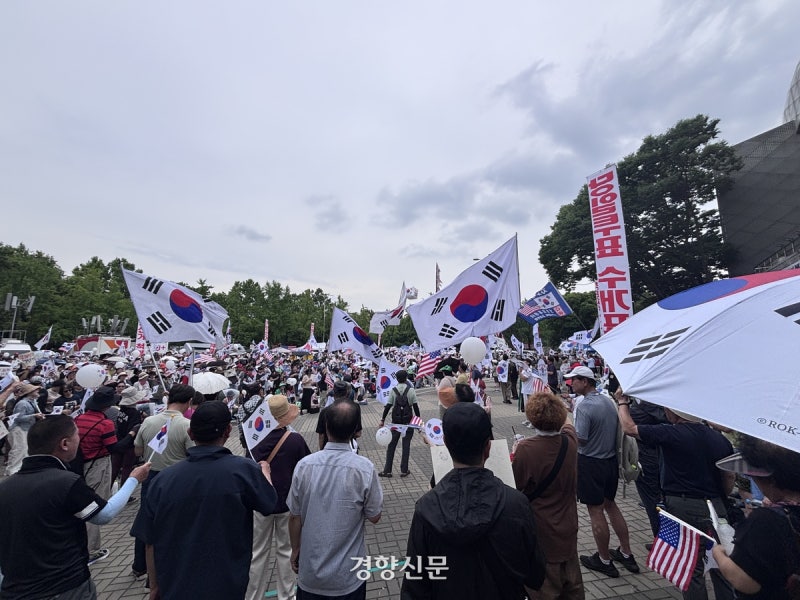 제헌절에 ‘<b>올공</b>’ 모인 시민들…<b>장동혁</b>과 함께 “부정선거·재선거”
